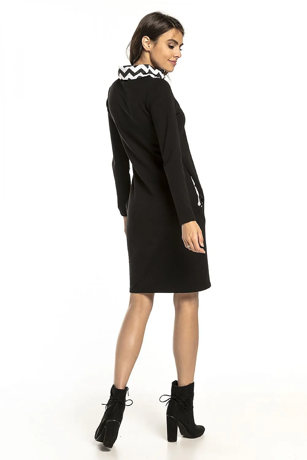 Chic Fitted Knit Dress with Pockets