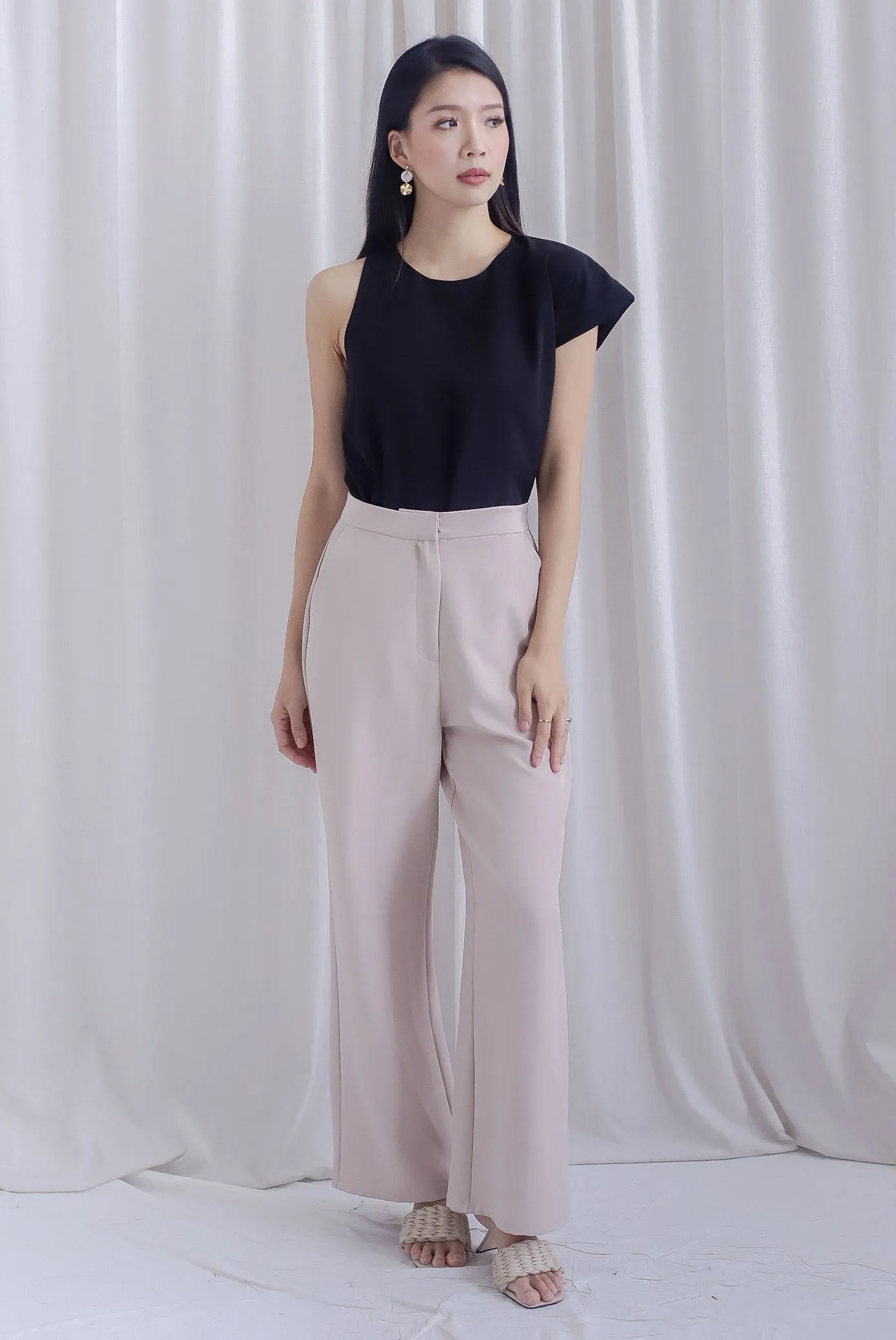 Evelynn Asymmetrical Top In Black