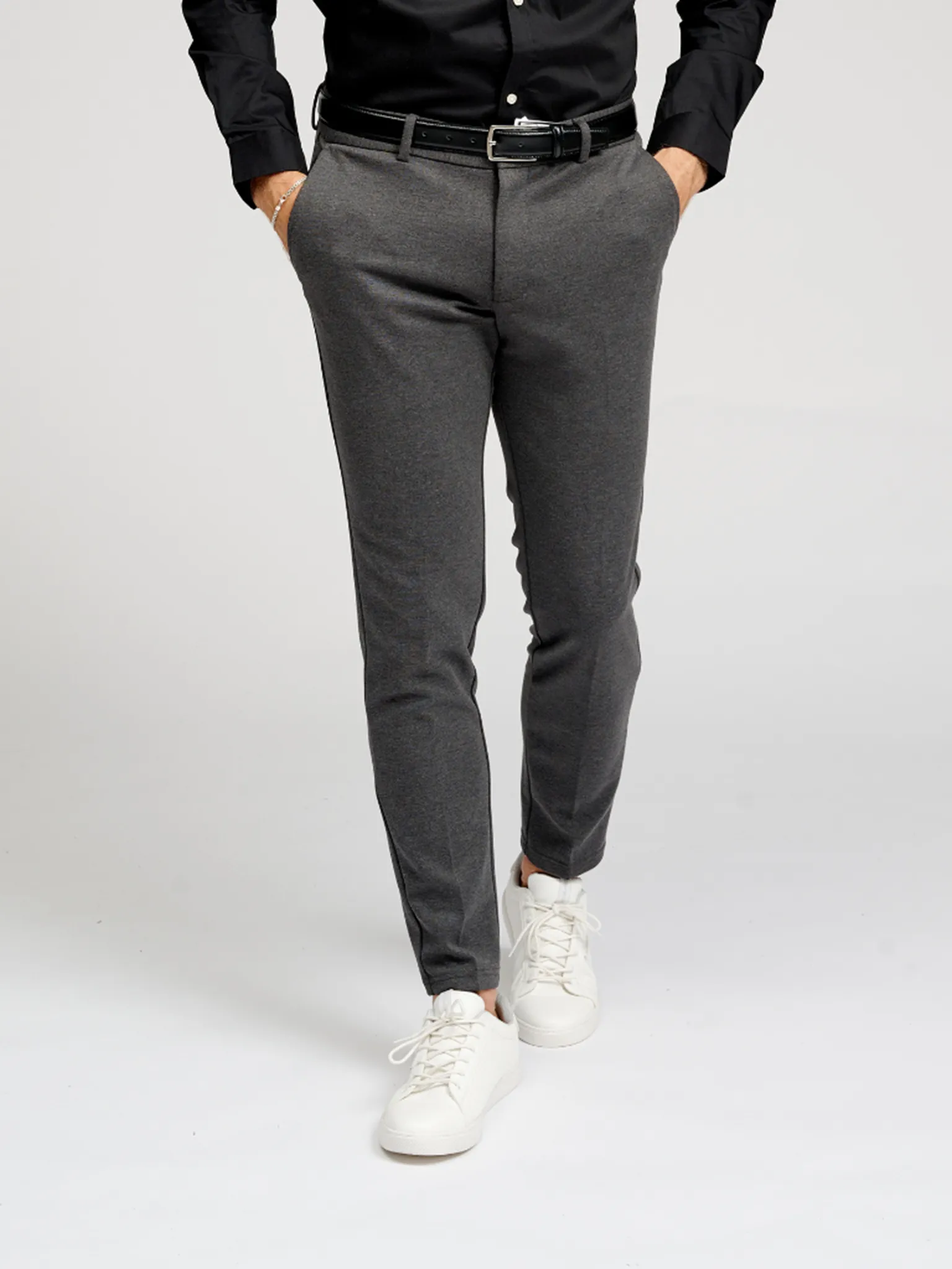 Modern & Bequem: Dunkelgraue Slim Fit Hose