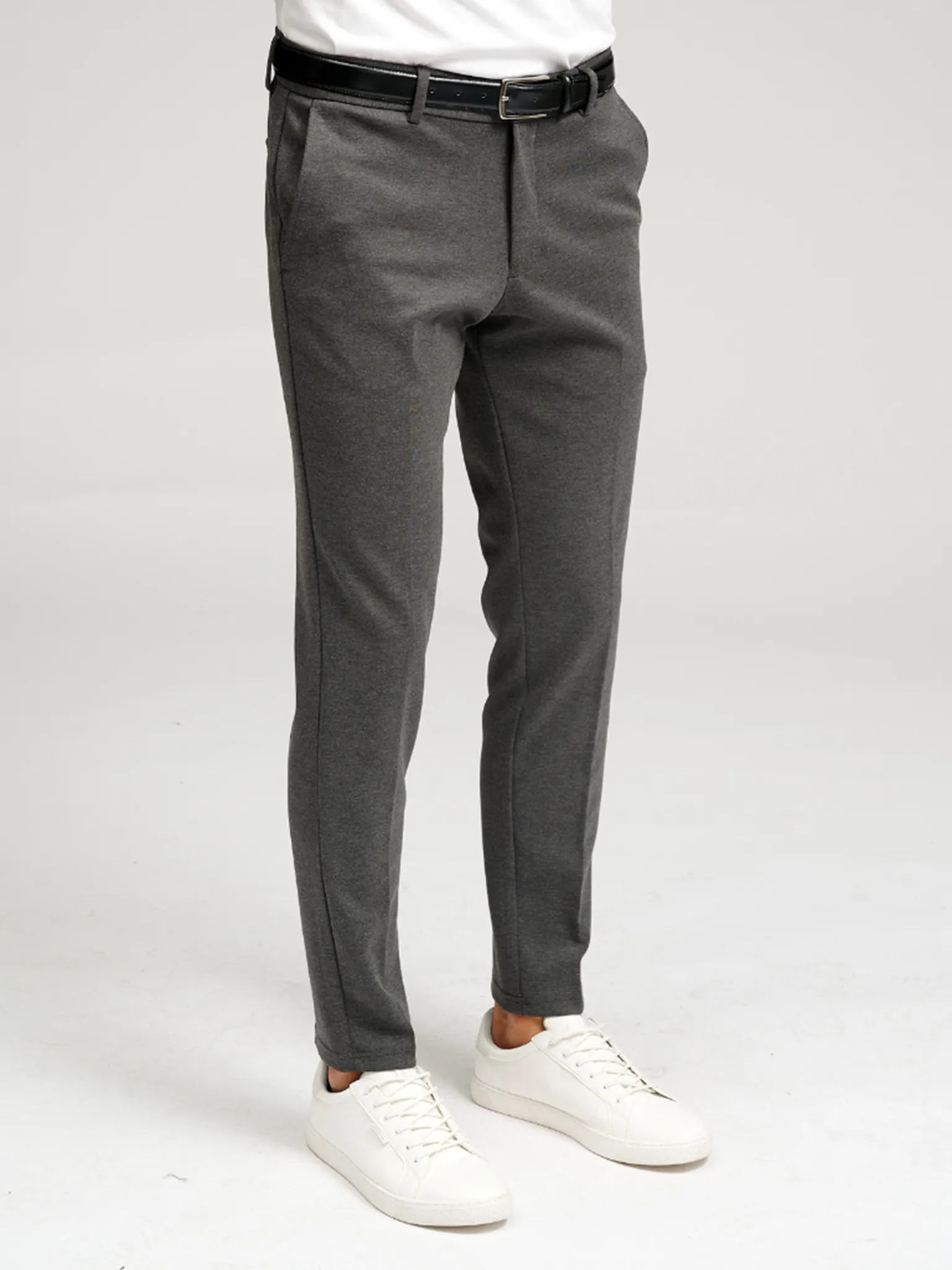 Modern & Bequem: Dunkelgraue Slim Fit Hose