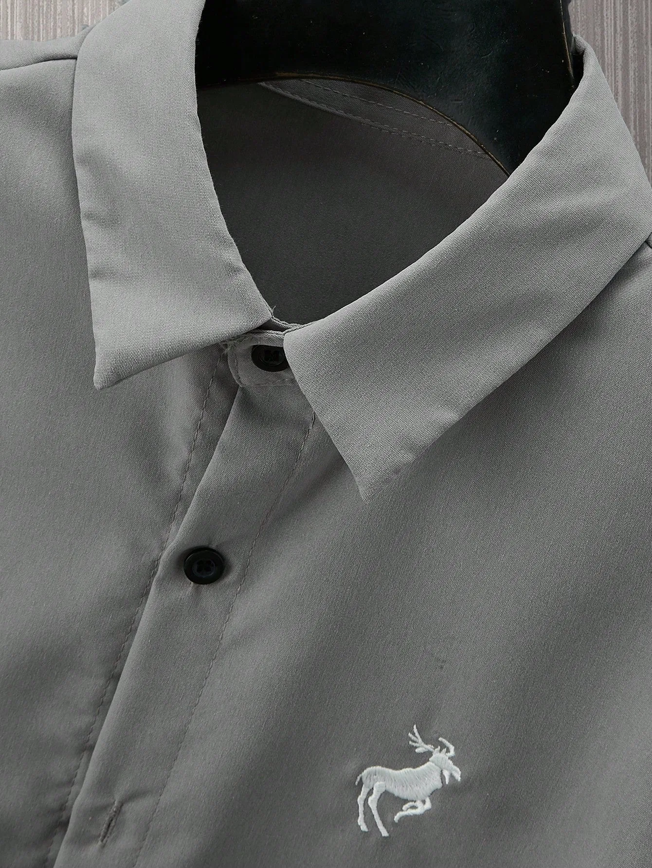 QA Homme Men's Buck Embroidery Button Down Collar Long Sleeve Shirt