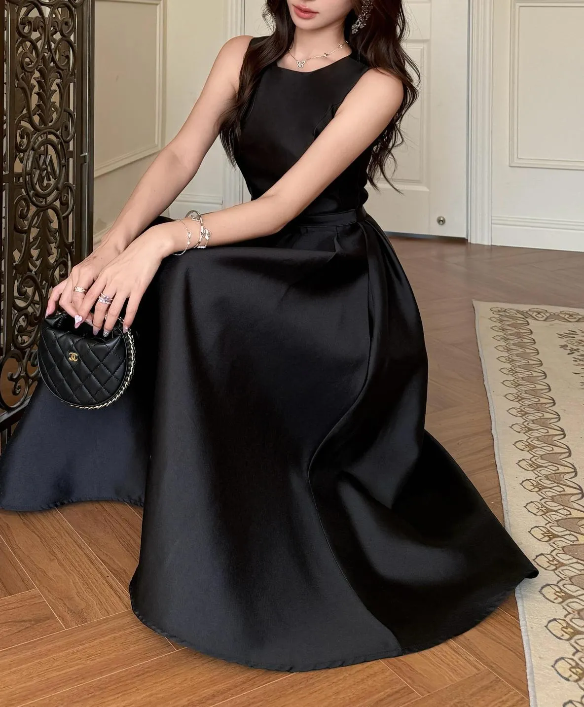 Retro Mid-Length Dress with Sleeveless Design and Waist-Enhancing Corset