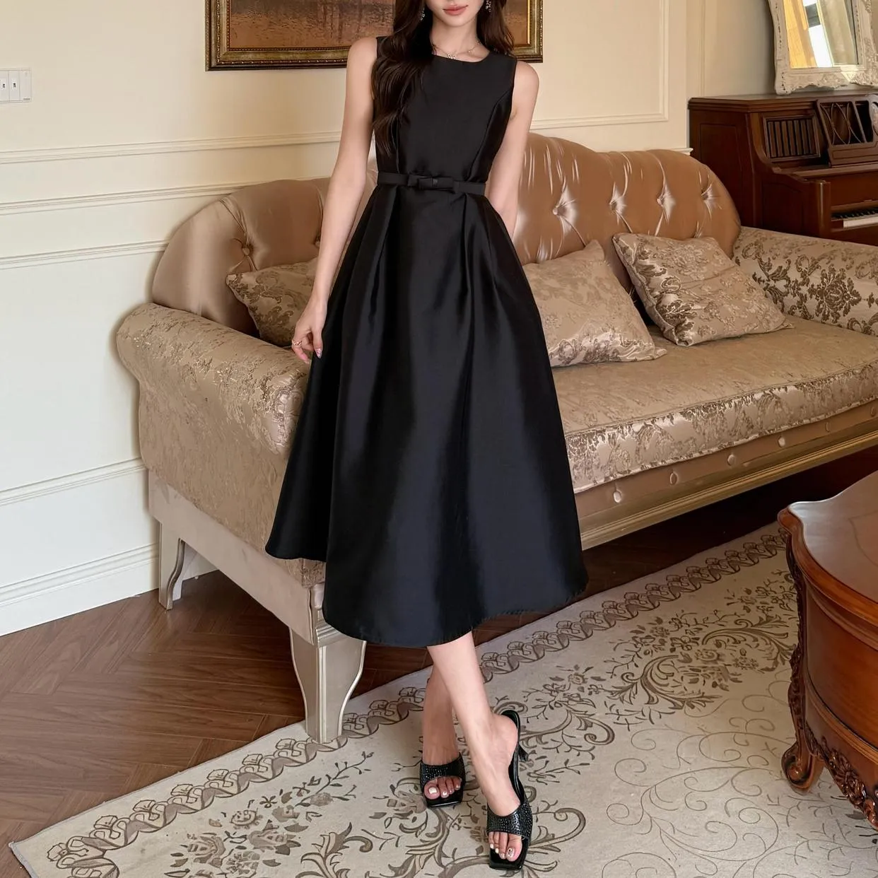 Retro Mid-Length Dress with Sleeveless Design and Waist-Enhancing Corset