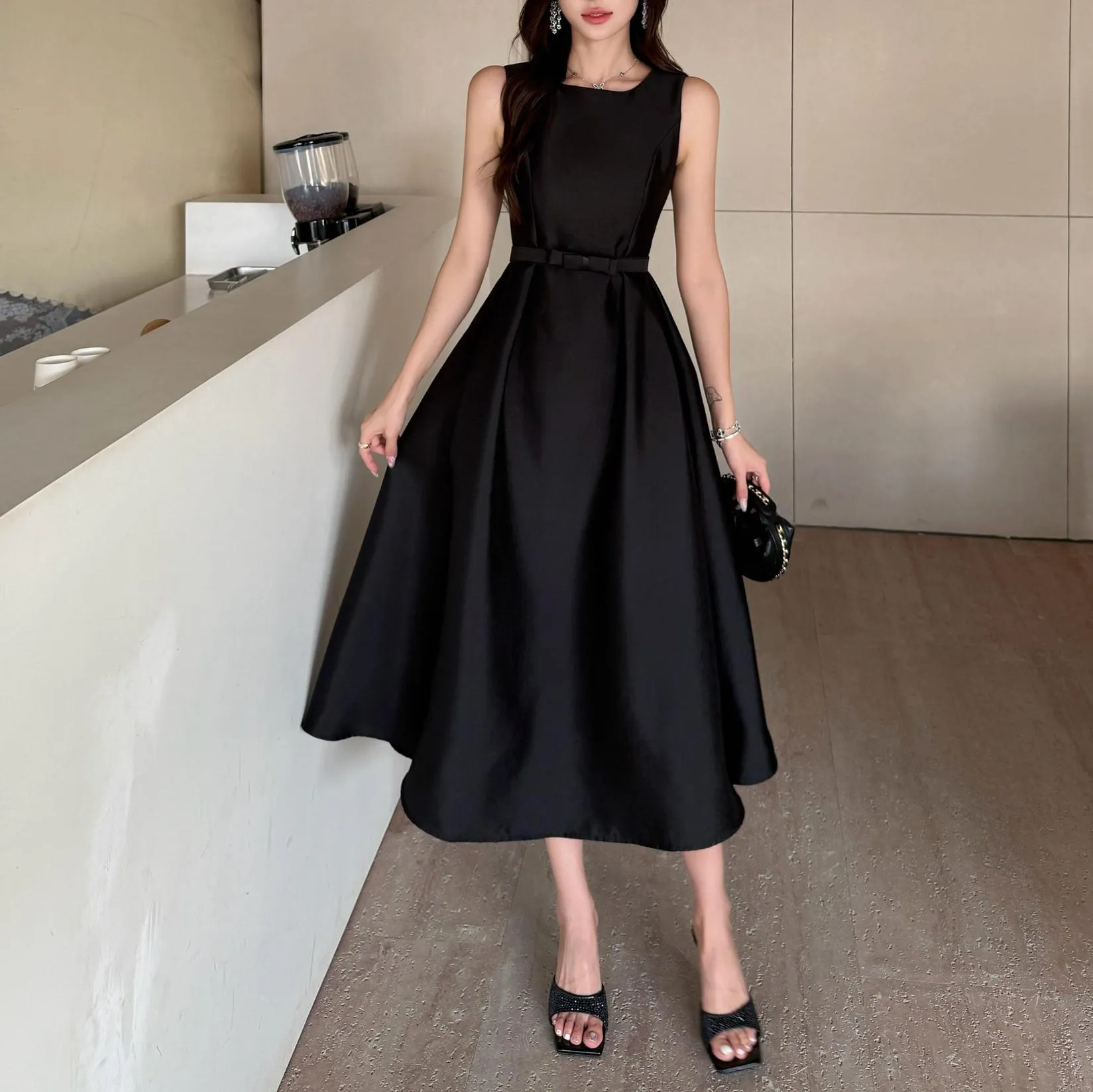Retro Mid-Length Dress with Sleeveless Design and Waist-Enhancing Corset