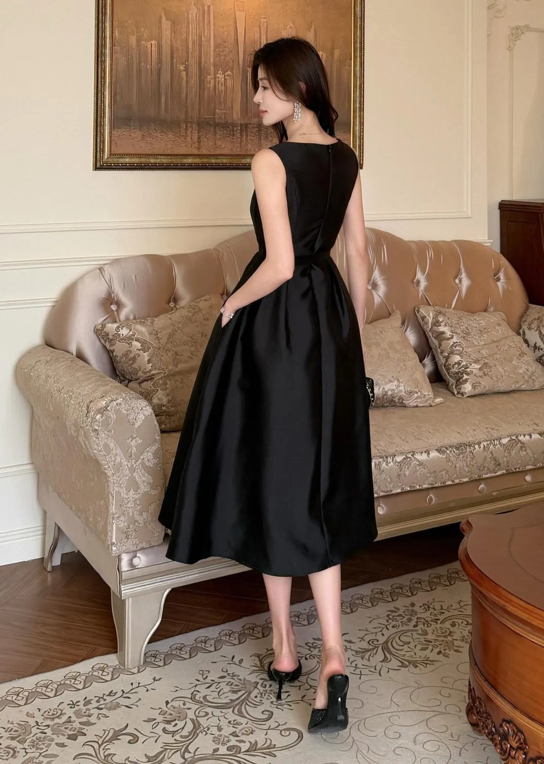 Retro Mid-Length Dress with Sleeveless Design and Waist-Enhancing Corset