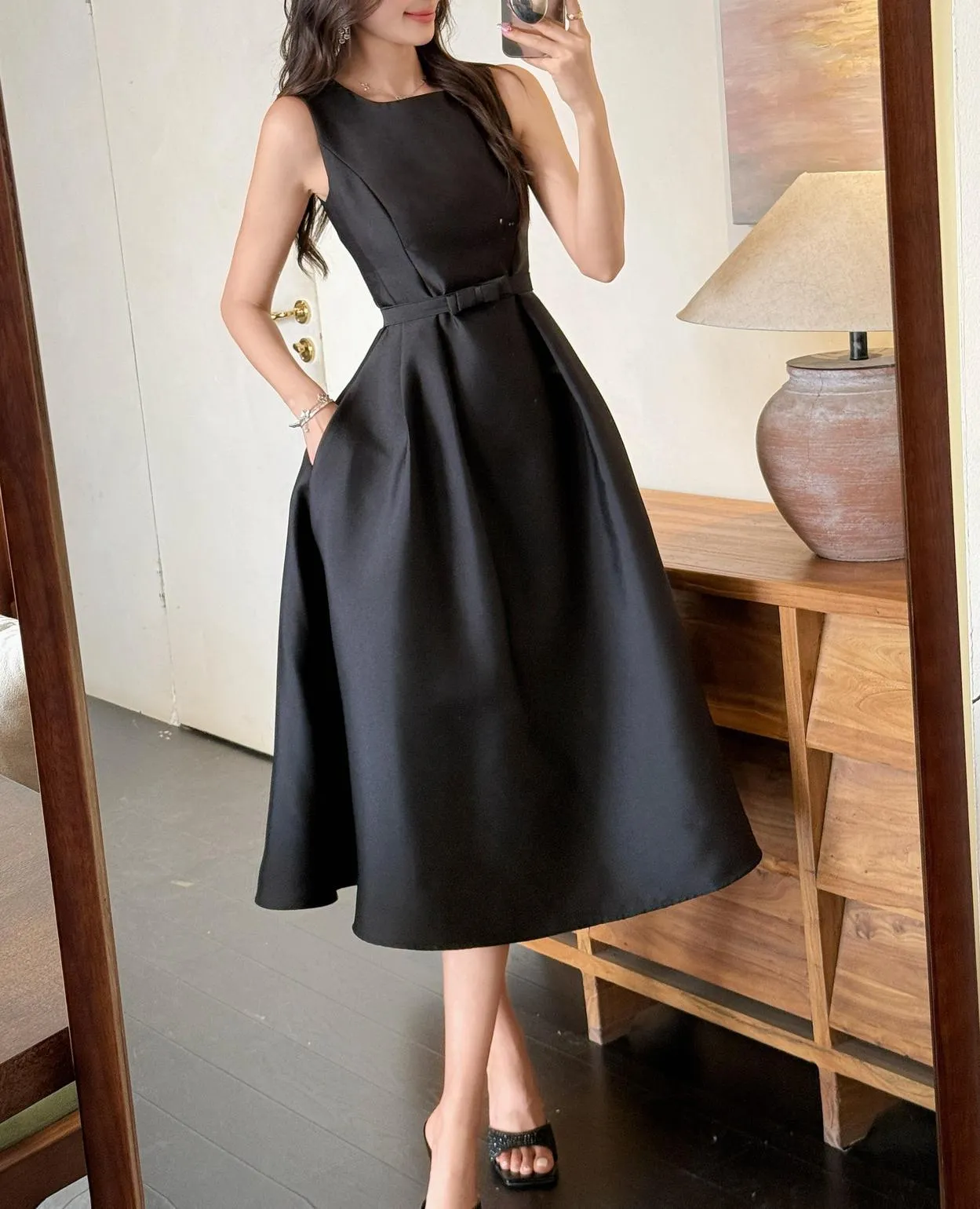 Retro Mid-Length Dress with Sleeveless Design and Waist-Enhancing Corset