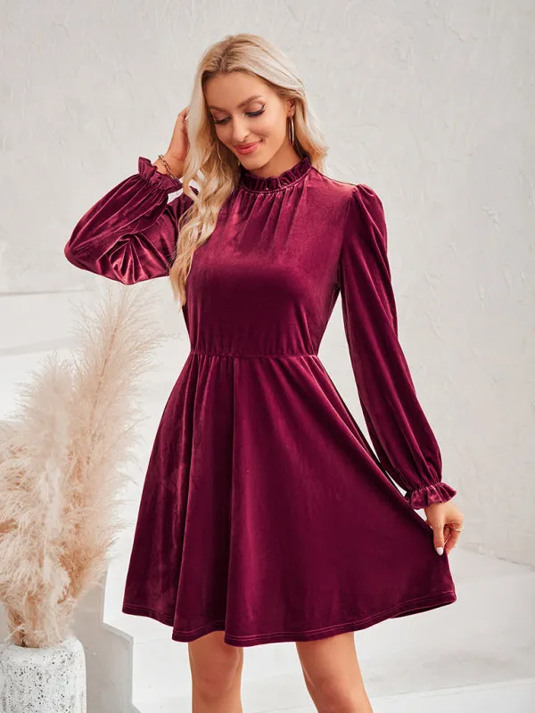 Turtleneck Velvet Dress with Long Sleeves and Fitted Waist