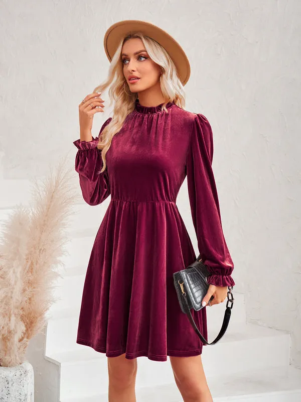 Turtleneck Velvet Dress with Long Sleeves and Fitted Waist