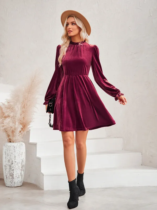 Turtleneck Velvet Dress with Long Sleeves and Fitted Waist