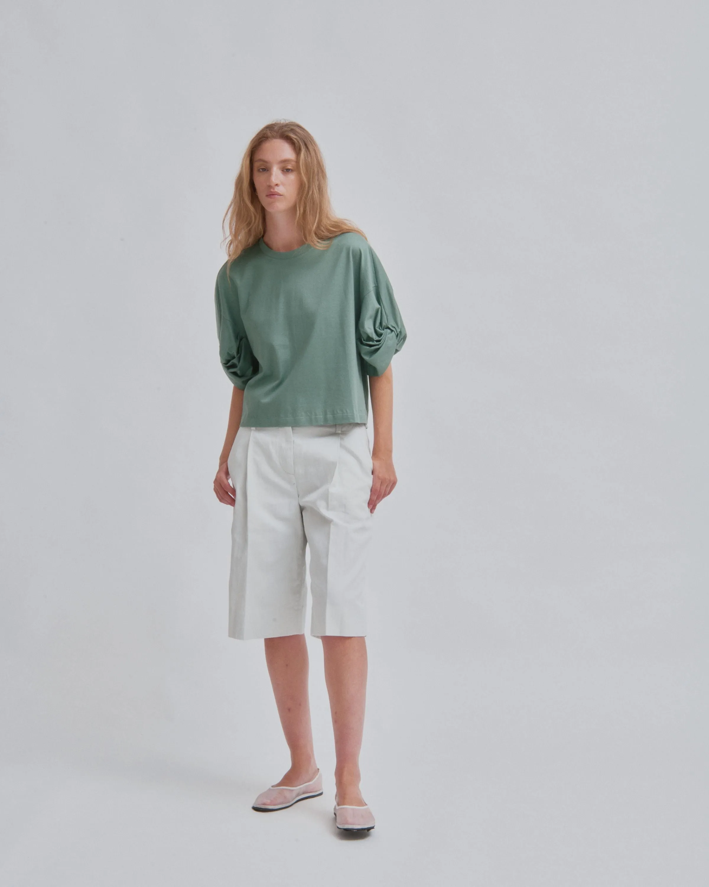 TWISTED SLEEVE TEE IN FERN